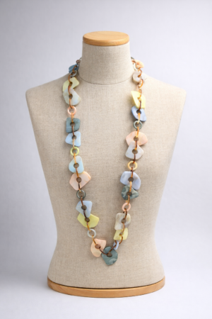 Collier long à maillons irréguliers en résine multicolore