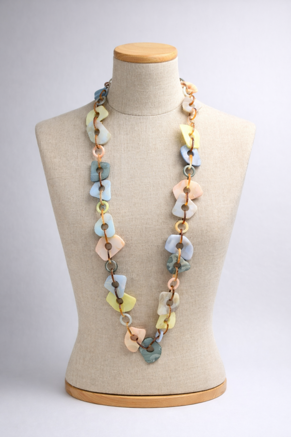 Collier long à maillons irréguliers en résine multicolore