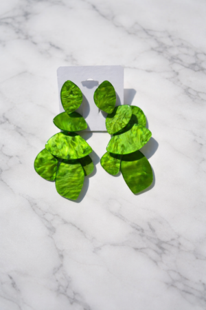 Boucles d’oreilles vertes en résine nacrée